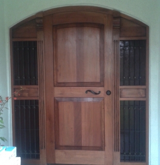 Código: PTR-05<br>PUERTA CON REJAS LATERALES